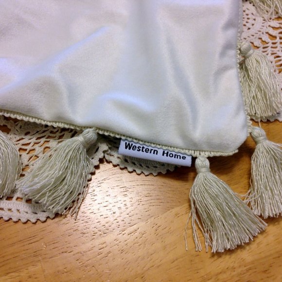 Western Home pillow cover with tassels - Picture 3 of 4